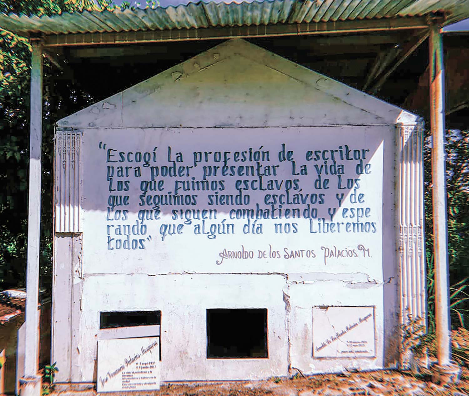 Tumba de Arnoldo Palacios, en el cementerio de Cértegui, su pueblo natal.