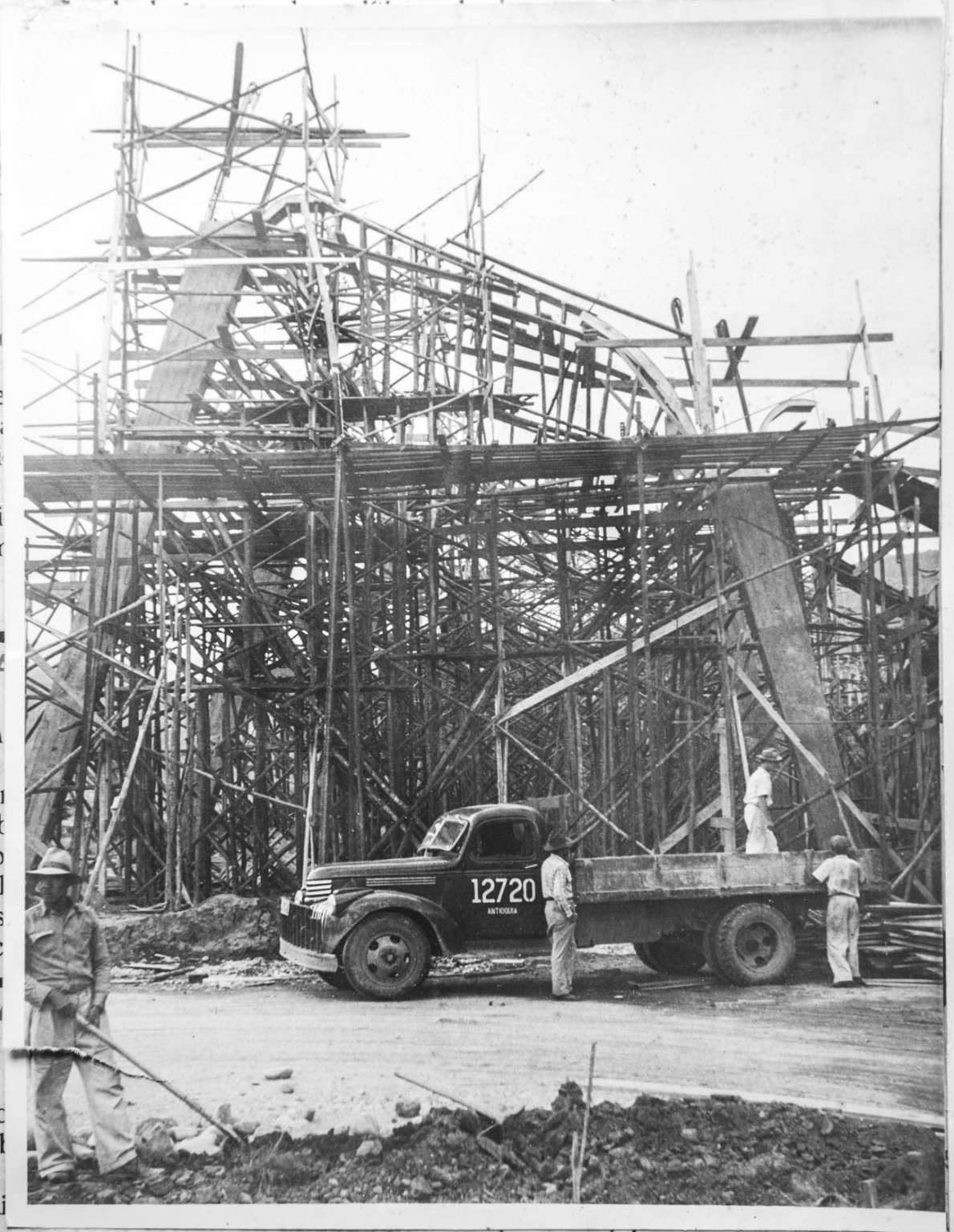 Construcción del estadio Atanasio Girardot. Fotografía de Carlos Rodríguez. Archivo Histórico de Antioquia, 1952.