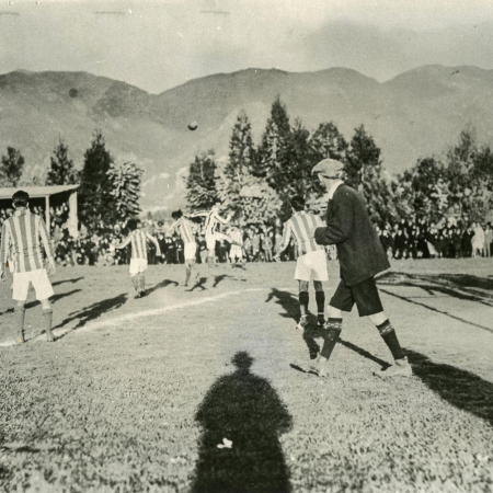 La cancha de Miraflores, testigo del crecimiento del fútbol en Medellín., 1927. Archivo Carlos Serna.